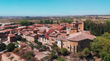 İspanya, La Rioja 'daki Sajazarra ortaçağ köyünün havadan görünüşü. Köyün manzaralı kırsal manzaraları ve üzüm bağlarıyla çevrili manzarası..