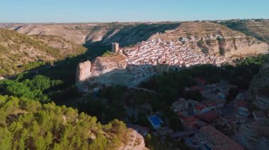 Alcala del Jucar ortaçağ kasabasının Albacete vilayetindeki Jucar nehri kıvrımları arasındaki uçurumdaki havadan görünüşü, Kastilya-La Mancha, İspanya