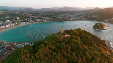 San Sebastian 'ın güzel sahil manzarası gün batımında, Bask ülkesi, İspanya. İsa 'nın heykeli üzerinde uçarken muhteşem Biscay Körfezi, Donostia' yı gözleyin. Yörünge atışı