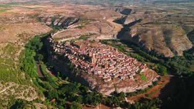 İspanya 'nın Kastilya-La Mancha bölgesindeki Jucar Nehri' nin kıvrımları arasındaki uçurumdaki Jorquera kasabasının hava manzarası.