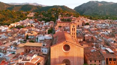 İspanya 'nın Balearic Adaları, Mallorca' da gün doğumunda Pollensa kentinin hava manzarası. Santa Maria de Pollenca Kilisesi, Esglesia de Monti-Sion ve Mayorka adasının diğer tarihi binaları..