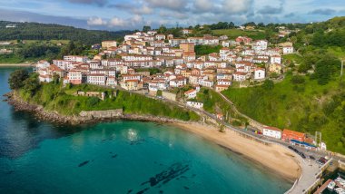Kuzey İspanya 'nın Asturias bölgesindeki büyüleyici balıkçı köyü Lastres' in hava manzarası. Biscay Körfezi 'nin turkuaz sularına bakan bir yamaçta kurulmuş güzel bir sahil kasabası..