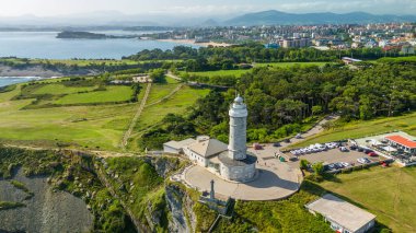 İspanya 'nın Santander kentindeki kayalık sahildeki Cape Mayor deniz fenerinin hava manzarası. Kuzey İspanya, Santander 'deki Faro de Cabo Belediye Başkanı. Yörünge atışı