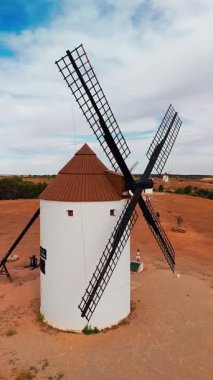 İspanya, Castilla-La Mancha 'daki Mota del Cuervo' nun tarihi yel değirmenlerinin hava manzarası. Akşam ışığında tepelerde Don Kişot 'un eski tarihi yel değirmenleri. Molinos de Viento de Mota del Cuervo