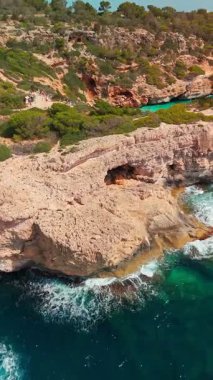 İspanya, Balearic Adaları, Mallorca 'daki Calo des Moro körfezinin havadan görüntüsü. Turkuaz su limanı ve beyaz kumsal sahili ile Akdeniz kıyılarını sersemletiyor. Mallorca seyahat noktaları