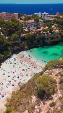 İspanya, Balear Adaları, Mallorca 'daki Cala Pi Körfezi' nin havadan görünüşü. Turkuaz su limanı ve beyaz kumsal sahili ile Akdeniz kıyılarını sersemletiyor. Mallorca seyahat noktaları
