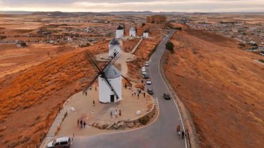 Günbatımında Consuegra 'nın tarihi yel değirmenlerinin havadan görünüşü, Castilla-La Mancha, İspanya. Akşam ışığında tepelerde Don Kişot 'un eski tarihi yel değirmenleri. Molinos de Viento de Consuegra