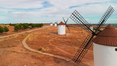 İspanya, Castilla-La Mancha 'daki Mota del Cuervo' nun tarihi yel değirmenlerinin hava manzarası. Akşam ışığında tepelerde Don Kişot 'un eski tarihi yel değirmenleri. Molinos de Viento de Mota del Cuervo