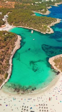 İspanya 'nın Balear Adaları, Mallorca' daki turkuaz deniz suyuyla Cala Mondrago sahilinin hava manzarası. Akdeniz kıyısında beyaz kumlu güzel bir sahil. Mallorca seyahat yeri