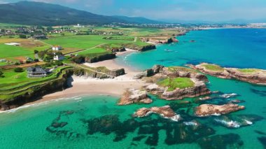 İspanya 'nın Galiçya kentindeki Cantabrian Denizi kıyısının hava manzarası. Yeşil çayırlar, yüksek uçurumlar, beyaz kumsallar ve turkuaz sular. Atlantik kıyısında manzaralı bir kıyı yolu var..