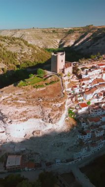 Alcala del Jucar ortaçağ kasabasının Albacete vilayetindeki Jucar nehri kıvrımları arasındaki uçurumdaki havadan görünüşü, Kastilya-La Mancha, İspanya