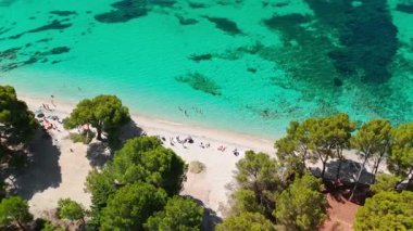 Playa de Formentor 'un Mallorca' daki Cala Pi de la Posada körfezindeki hava manzarası. Cap Formentor, Mayorka, Balear Adaları, İspanya 'da turkuaz sularda yüzen insanların olduğu çarpıcı bir sahil..