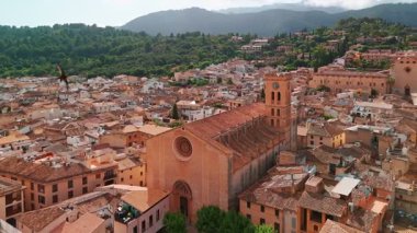 İspanya 'nın Balear Adaları, Mallorca' daki Pollensa kentinin hava manzarası. Santa Maria de Pollenca Kilisesi, Esglesia de Monti-Sion ve Mayorka adasının diğer tarihi binaları..