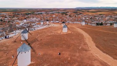 Campo de Criptana 'nın tarihi yel değirmenlerinin havadan görünüşü, Castilla-La Mancha, İspanya. Don Kişot 'un tepelerdeki eski tarihi yel değirmenleri. Molinos de Viento de Campo de Criptana