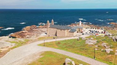Santuario da Virxe da Barca, Faro de Muxia deniz feneri ve Mirador Jesus Quintanal 'ın Galiçya, İspanya' daki engebeli Costa da Morte boyunca havadan görünüşü. Camino de Santiago 'da popüler bir yer.