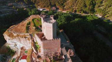 Alcala del Jucar ortaçağ kasabasının Albacete vilayetindeki Jucar nehri kıvrımları arasındaki uçurumdaki havadan görünüşü, Kastilya-La Mancha, İspanya