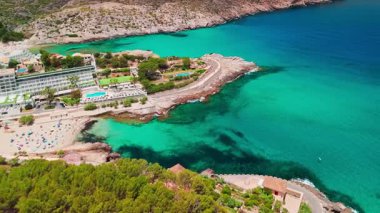 İspanya, Balearic Adaları, Mallorca 'daki Cala Sant Vicent tatil köyünün havadan görüntüsü. Turkuaz suları olan çarpıcı kumlu sahil, Mayorka adasında popüler bir tatil beldesi..