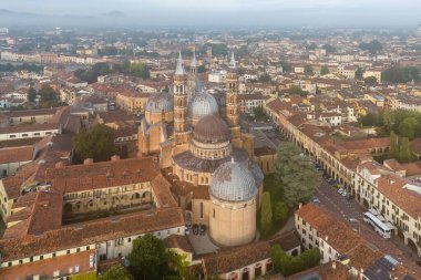 İtalya, Padua 'daki Aziz Justina Bazilikası' nın havadan görünüşü. Gündoğumunda Abbazia di Santa Giustina 'nın tarihi binası