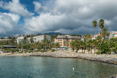 Kuzey İtalya, Liguria 'daki Sanremo tatil köyünün güzel kıyıları. San Remo şehrinde lüks İtalyan Rivierası 
