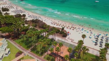 İspanya, Balearic Adaları, Mallorca 'daki Platja de sa Coma plajının havadan görüntüsü. Turkuaz suları olan büyüleyici beyaz kumsal yaz boyunca Mayorka adasında güzel bir tatil köyü ile çevrili..