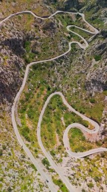 İspanya 'nın Balearic Adaları, Mallorca' daki ünlü Sa Calobra Yolu 'nun çarpıcı manzarası. Majorca adasındaki görkemli Tramuntana Dağları 'ndan geçen dolambaçlı manzaralı bir yol..