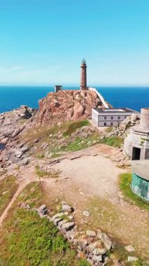 Camarinas, Galiçya, İspanya yakınlarındaki Cabo Vilan Deniz Feneri 'nin havadan görüntüsü. Tarihsel deniz feneri engebeli Costa da Morte boyunca yüksek bir uçuruma tünemiş, Atlantik Okyanusu 'na bakan uzak bir yerde..