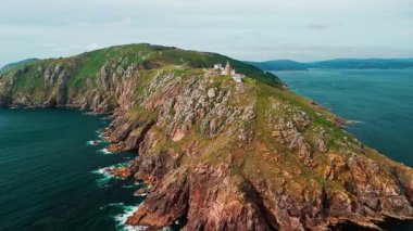 İspanya 'nın kuzeyinde bulunan Cape Finisterre, Costa de la Muerte' deki Faro de Fisterra deniz fenerinin hava manzarası. Camino de Santiago hac yolunun son durağı.