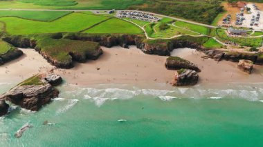 Galiçya 'nın kuzey İspanya bölgesindeki Playa de Las Catedrales plajının inanılmaz hava manzarası. Cantabrian Sahili 'ndeki ünlü Katedral Sahili' nde güzel uçurum oluşumları 