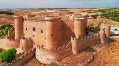İspanya 'nın Cuenca Eyaleti, La Mancha' daki Gotik-Mudejar Kalesi 'nin hava manzarası. Güneşli bir günde iyi korunmuş duvarları ve kuleleri olan görkemli ortaçağ kalesi.