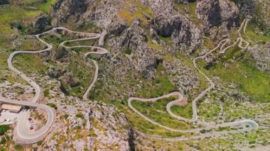 İspanya 'nın Balearic Adaları, Mallorca' daki ünlü Sa Calobra Yolu 'nun çarpıcı manzarası. Majorca adasındaki görkemli Tramuntana Dağları 'ndan geçen dolambaçlı manzaralı bir yol..