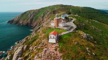 İspanya 'nın kuzeyinde bulunan Cape Finisterre, Costa de la Muerte' deki Faro de Fisterra deniz fenerinin hava manzarası. Camino de Santiago hac yolunun son durağı.