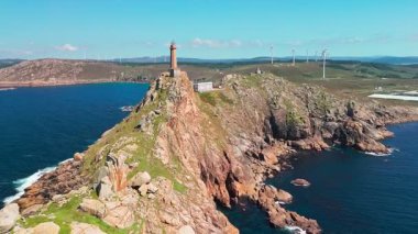 Camarinas, Galiçya, İspanya yakınlarındaki Cabo Vilan Deniz Feneri 'nin havadan görüntüsü. Tarihsel deniz feneri engebeli Costa da Morte boyunca yüksek bir uçuruma tünemiş, Atlantik Okyanusu 'na bakan uzak bir yerde..