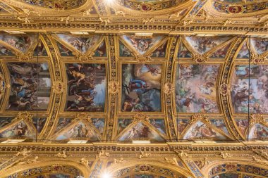 Cenova, İtalya - 3 Ekim 2024: İtalya 'nın Cenova kentinde bulunan Bazilika della Santissima Annunziata del Vastato' nun güzel dekore edilmiş tavanı. En süslü İtalyan Katolik kiliselerinden biri.