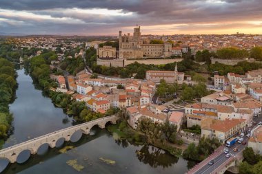 Güney Fransa 'da, gün doğumunda Beziers' deki Aziz Nazaire Katedrali. Beziers 'in Fransa' daki eski kentinin havadan görünüşü.