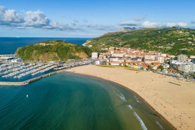 Laredo 'nun havadan görünüşü, Cantabria, kuzey İspanya. Playa La Salve de Laredo plajı yazın. İspanya 'nın kuzeyinde güzel bir seyahat yeri. Kumsal ve marina.