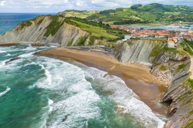 İspanya 'nın kuzeyindeki Zumaia kasabası, Bask bölgesinin güzel Itzurun plajının hava manzarası. Itzurun plajı dünyanın en uzun süreli kaya katmanlarıyla ünlüdür.