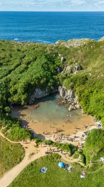 İspanya 'nın kuzeyinde, Asturias' taki Gulpiyuri plajı. Eşsiz Playa de Gulpiyuri 'nin havadan görünüşü denizden ayrılmış ve yemyeşil çayırlarla çevrili gizli bir lagün..