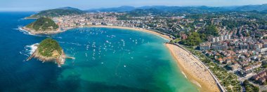 San Sebastian şehir manzarası, Bask ülkesi, İspanya. Monte Igueldo Kulesi, San Sebastian veya Donostia 'daki Monte Igueldo dağındaki görüş ve eğlence parkının üzerinde uçuyor..