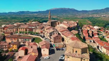 La Rioja, İspanya 'daki ortaçağ tepe kasabası Briones' un havadan görünüşü. İspanya 'nın La Rioja kentindeki Briones köyünün tarihi binaları