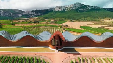 Laguardia, Bask ülkesi İspanya yakınlarındaki ünlü Bodegas Ysios 'un hava manzarası. Alava, Bask Bölgesi 'nde Ysios şaraphanesi. İspanya, La Guardia 'daki modern şarap imalathanesi Ysios' un manzarası