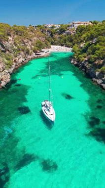 İspanya, Balear Adaları, Mallorca 'daki Cala Pi Körfezi' nin havadan görünüşü. Turkuaz su limanı ve beyaz kumsal sahili ile Akdeniz kıyılarını sersemletiyor. Mallorca seyahat noktaları