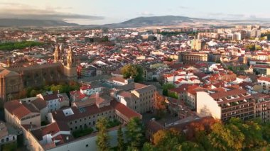 Kuzey İspanya 'daki Navarre' ın başkenti, gün doğumunda Pamplona 'nın hava manzarası. Bir yaz sabahı tarihi bir şehrin çarpıcı manzarası.