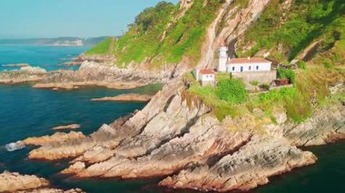İspanya 'nın kuzeyindeki Asturias kentindeki Cudillero balıkçı köyünün hava manzarası. Engebeli Cantabrian Denizi kıyısına tünemiş tarihi deniz feneri.
