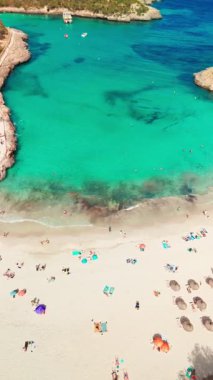 İspanya 'nın Balear Adaları, Mallorca' daki turkuaz deniz suyuyla Cala Mondrago sahilinin hava manzarası. Akdeniz kıyısında beyaz kumlu güzel bir sahil. Mallorca seyahat yeri