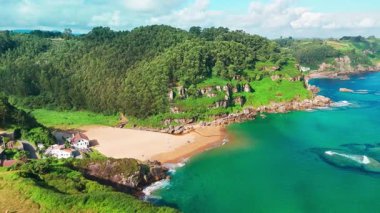 Gijon, Asturias yakınlarındaki inanılmaz Playa de La Nora plajı, kuzey İspanya. Asturias 'ın Cantabrian Denizi kıyısı boyunca turkuaz deniz suyuyla cennet gibi beyaz kumsal manzarası..
