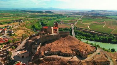 İspanya 'nın La Rioja kentindeki ortaçağ tepe kasabası San Vicente de la Sonsierra' nın hava manzarası. San Vicente de Sonsierra, La Rioja, İspanya 'nın tarihi binaları 