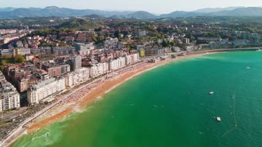 Donostia 'nın havadan görünüşü - San Sebastian şehri yazın İspanya' nın Bask ülkesinde. Kuzey İspanya 'da güzel bir seyahat yeri