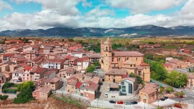 İspanya 'nın Bask Bölgesi' ndeki Elciego Ortaçağ kasabasındaki Bodegas Marques de Riscal şaraphanesinin hava manzarası. Birinci sınıf şaraplar ve bir otelin gelecekteki mimarisi ile ünlü bir şaraphane. 