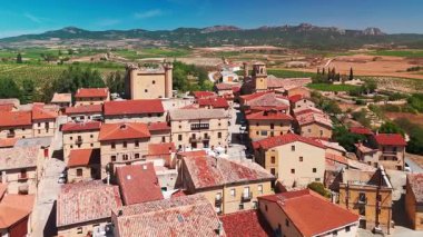 İspanya, La Rioja 'daki Sajazarra ortaçağ köyünün havadan görünüşü. Köyün manzaralı kırsal manzaraları ve üzüm bağlarıyla çevrili manzarası..