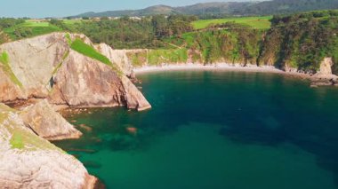 İspanya 'nın Cudillero şehrinde Playa del Silencio Gaviero' nun hava manzarası. Kristal berraklığında su, dramatik kayalık uçurumlar ve kuzey İspanya sahillerinde bozulmamış doğa ile sersemletici bir kumsal..